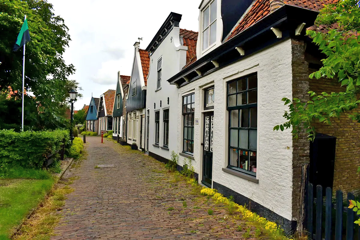Woningen aan rustige dijk met uitzicht op zee, geschikt voor verduurzamingsleningen en levensloopbestendige maatregelen.